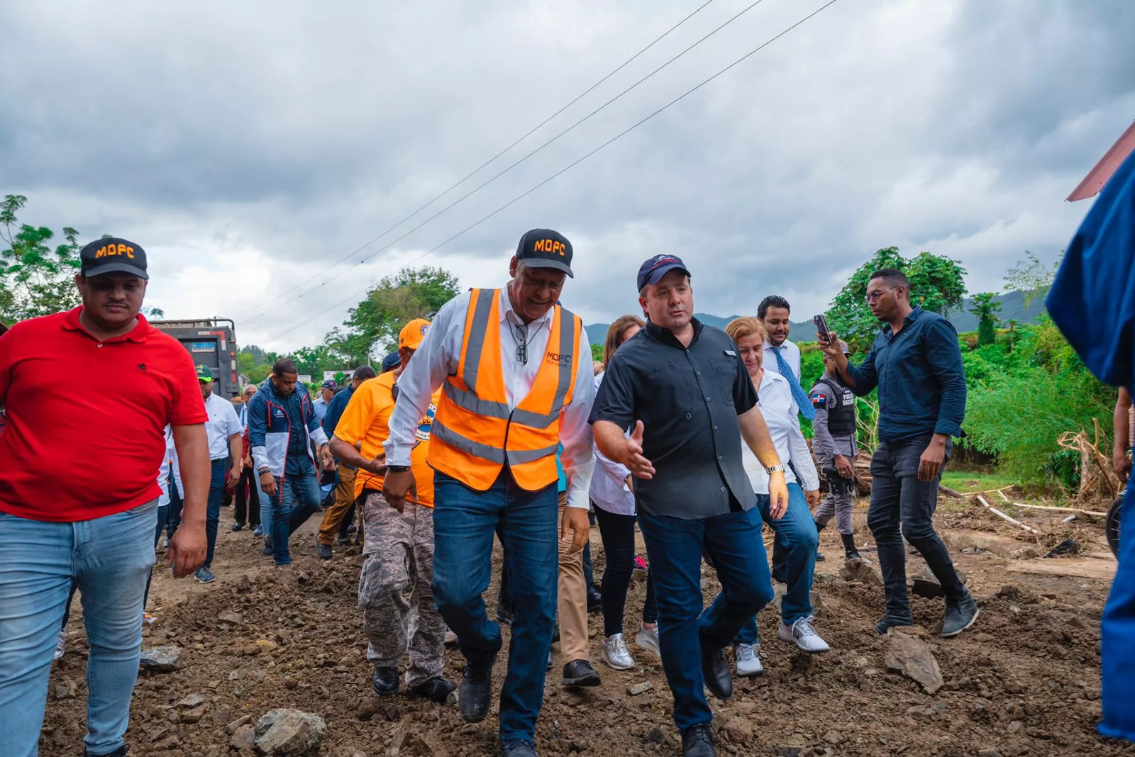 Autoridades acuden a Manabao para evaluar daños y asistir a afectados por las lluvias