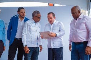 Ministro Paliza entrega aportes al Club Huellas del Siglo en Cristo Rey