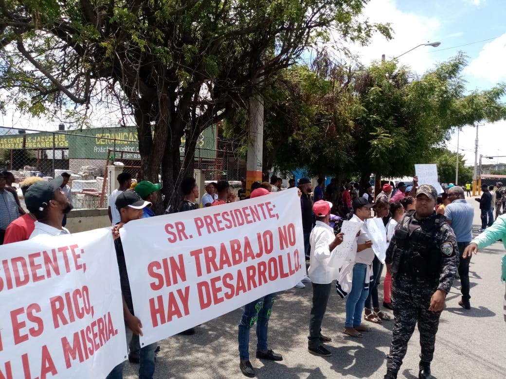Protestan en reclamo presidente Abinader autorice estudios medioambientales proyecto minero en SJM