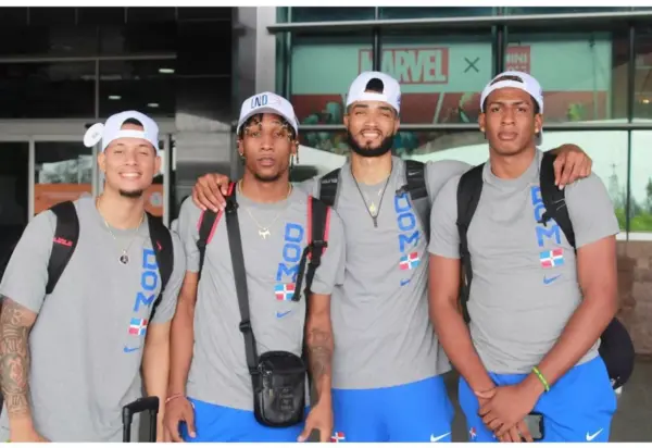 Yerri Flores, Jassel Pérez, Anyeuri Castillo y José Familia, en el aeropuerto.