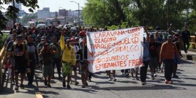 Caravana con 500 migrantes parte del  sur de México