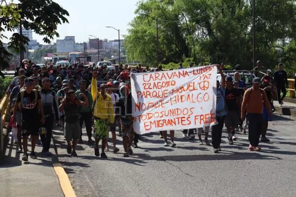 Caravana con 500 migrantes parte del  sur de México