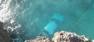 Muere un conductor al caer vehículo al mar en la autopista Las Américas