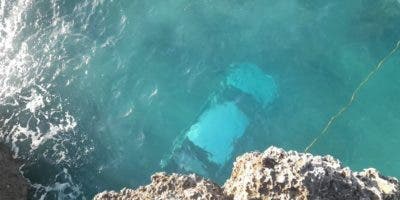 Muere un conductor al caer vehículo al mar en la autopista Las Américas