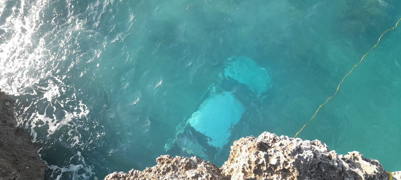 Muere un conductor al caer vehículo al mar en la autopista Las Américas