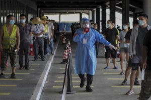 Unos 80 mil turistas, varados en ciudad turística china ante rebrote de covid