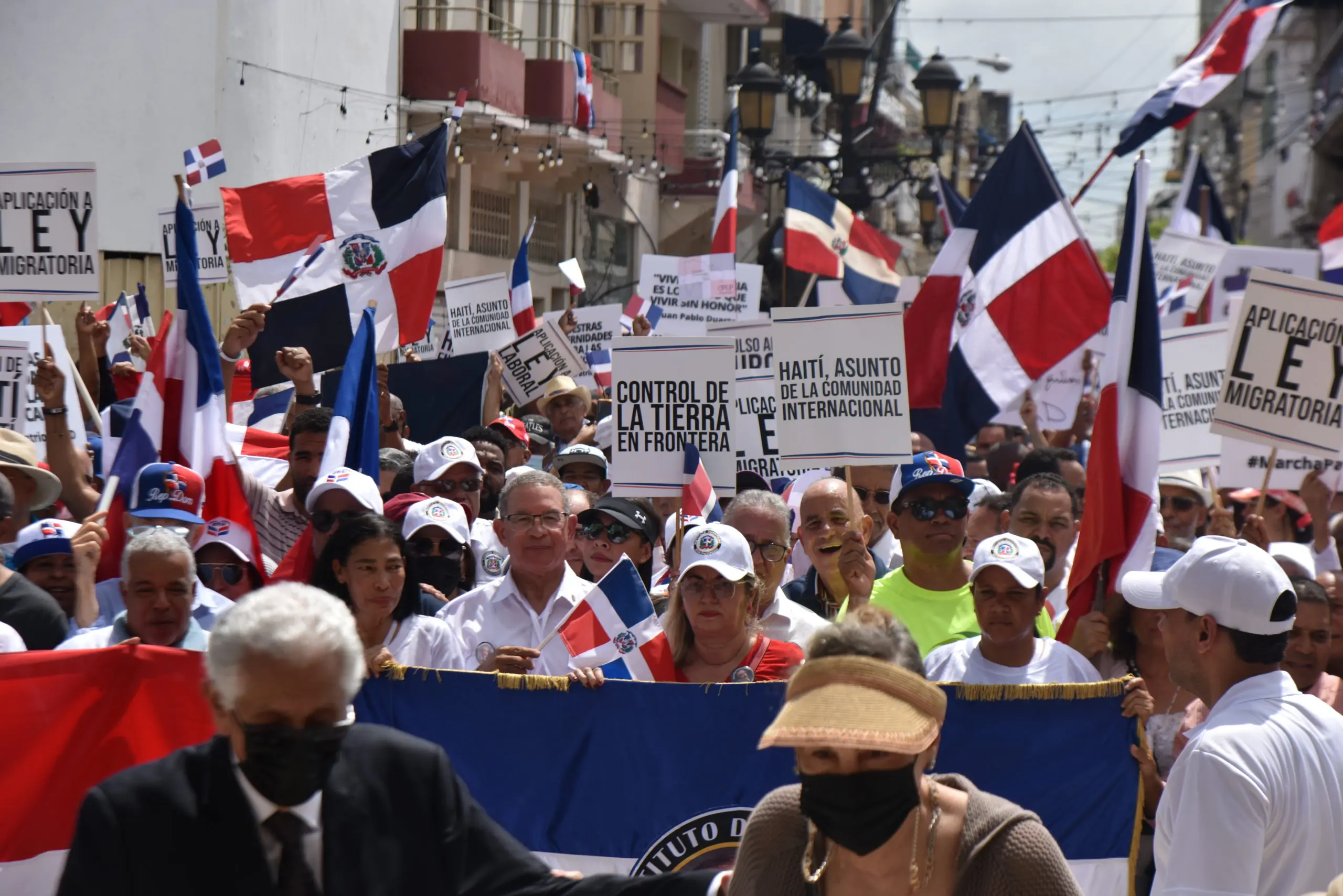 Cientos de dominicanos piden acción internacional frente a la crisis de Haití