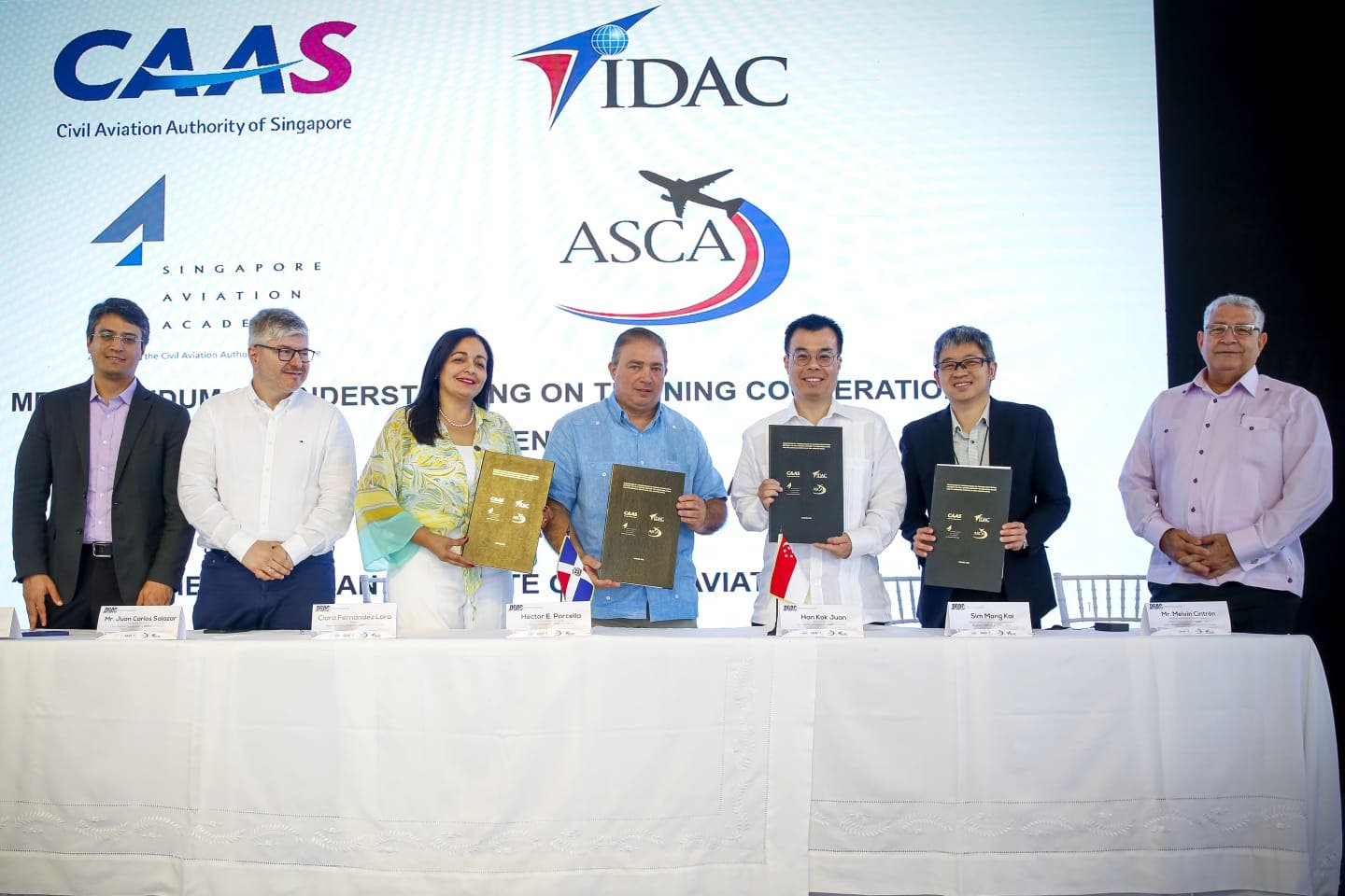 IDAC y Aviación Civil de Singapur firman memorando de entendimiento para capacitación