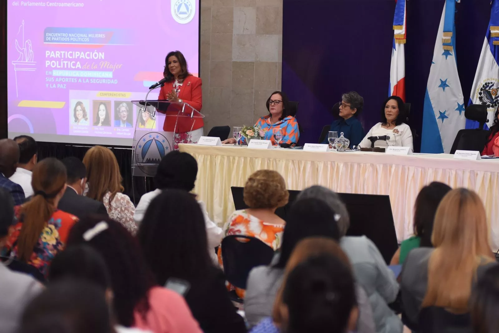 Margarita Cedeño promete fomentar la participación de la mujer