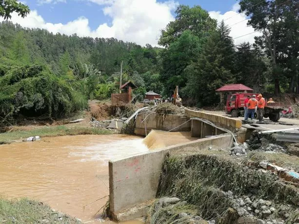 Defensa Civil ayuda afectados  inundación de La Vega