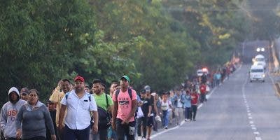 Dominicanos se unen a caravana de mil migrantes en México