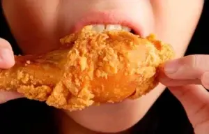 ¿Es bueno comer el pollo con piel?