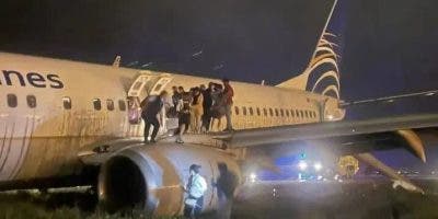Un avión se sale de la pista al aterrizar en Panamá