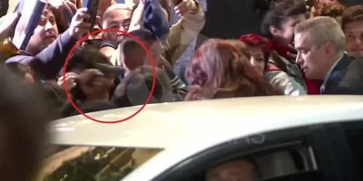 «Un intento de magnicidio»: Un hombre apunta con una pistola a Cristina Fernández cuando llegaba a su casa