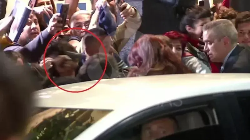 «Un intento de magnicidio»: Un hombre apunta con una pistola a Cristina Fernández cuando llegaba a su casa