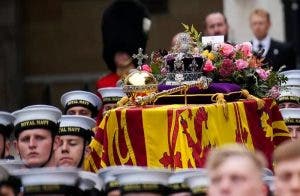 Cuáles son los símbolos que adornan el féretro de la reina Isabel II