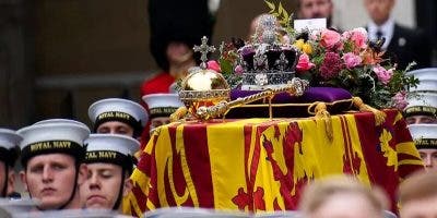Cuáles son los símbolos que adornan el féretro de la reina Isabel II