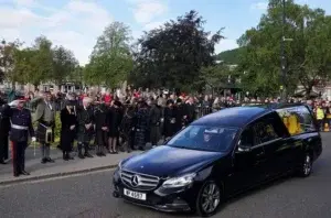 El ataúd de la reina Isabel II recorre Escocia