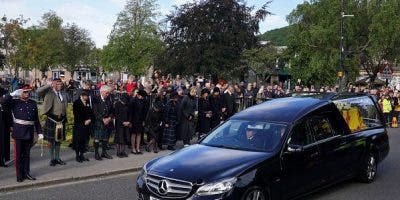 El ataúd de la reina Isabel II recorre Escocia