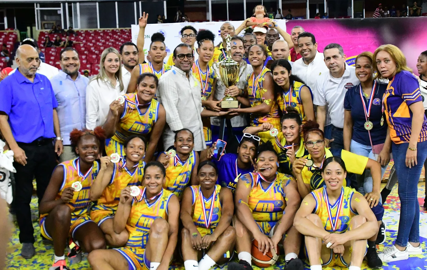 Mauricio Báez conquista corona 12 en basket femenino DN