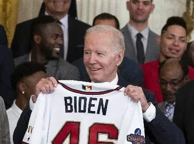 Joe Biden elogia a Bravos por improbable título