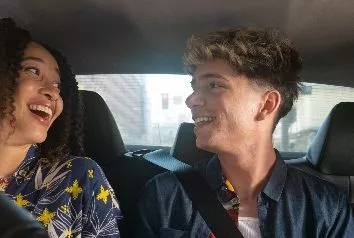 Con  acceso a vehículos para viajar con la familia.