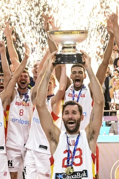 Jugadores de España celebran tras ganar Eurobasket.