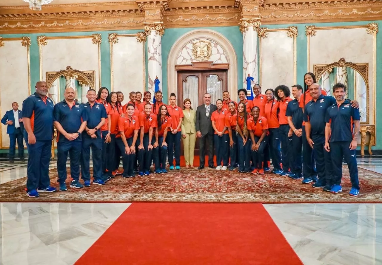El presidente Luis Abinader junto a las Reinas del Caribe. El presidente Luis Abinader junto a las Reinas del Caribe.
