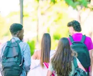 El peso de las mochilas de los niños y jóvenes afecta sus esqueletos