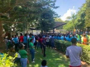 Haitianos irrumpen en Parque Industria Codevi y provocan evacuación de su personal