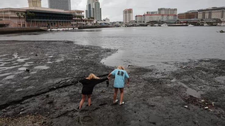 Por qué se retiró el agua del océano de bahía de Tampa antes de la llegada del poderoso huracán Ian