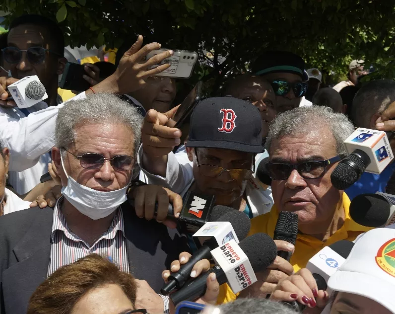 Cientos  marchan en contra de las ARS y las AFP