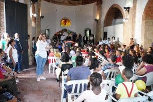 Fundación Trazos Solidarios dona útiles escolares a niños