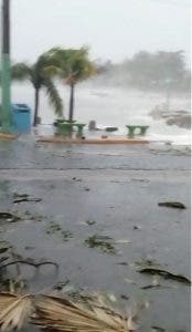 Huracán Fiona provoca fuerte viento y oleaje anormal en Bayahibe