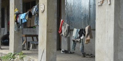 Escuelas abandonadas son refugio de muchos haitianos