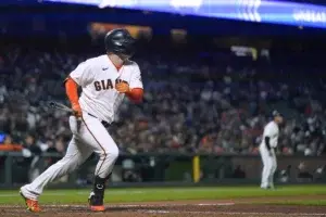 Gigantes ganan a Rockies y mantienen aspiraciones de playoff