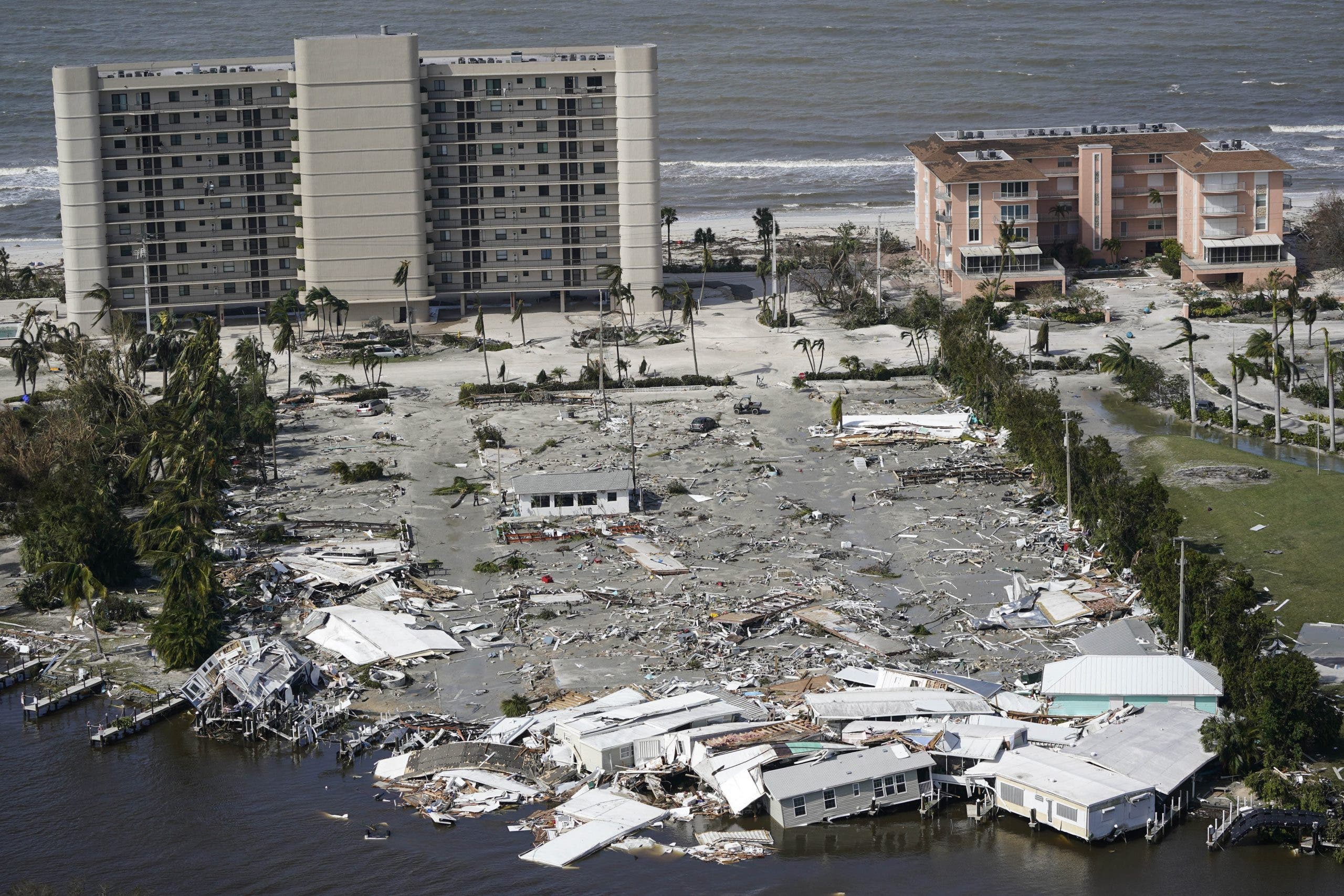 Un hombre muere en Florida tratando de vaciar su piscina bajo el huracán Ian