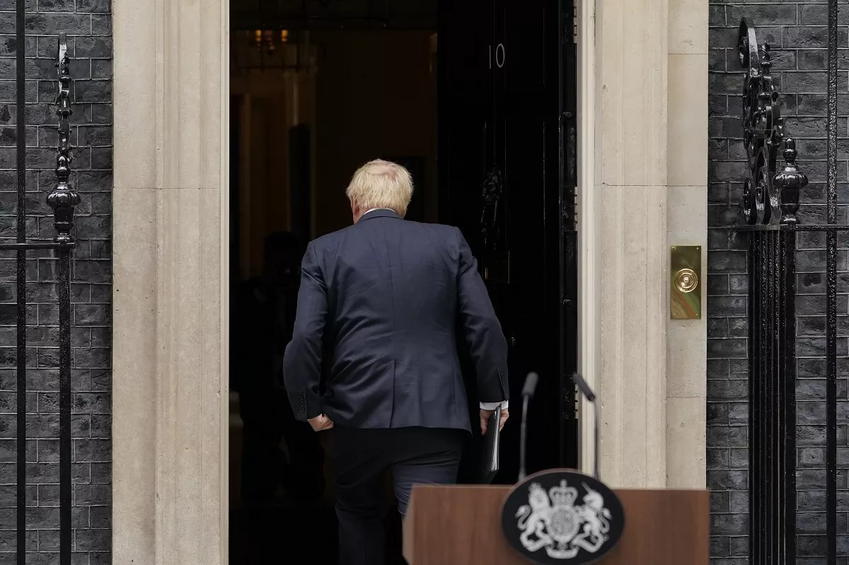 Boris Johnson presenta su dimisión a la reina Isabel II