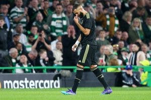 Benzema se retira con problemas en la rodilla derecha