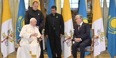 El papa emprendió su viaje a Kazajistán con la guerra en Ucrania muy presente