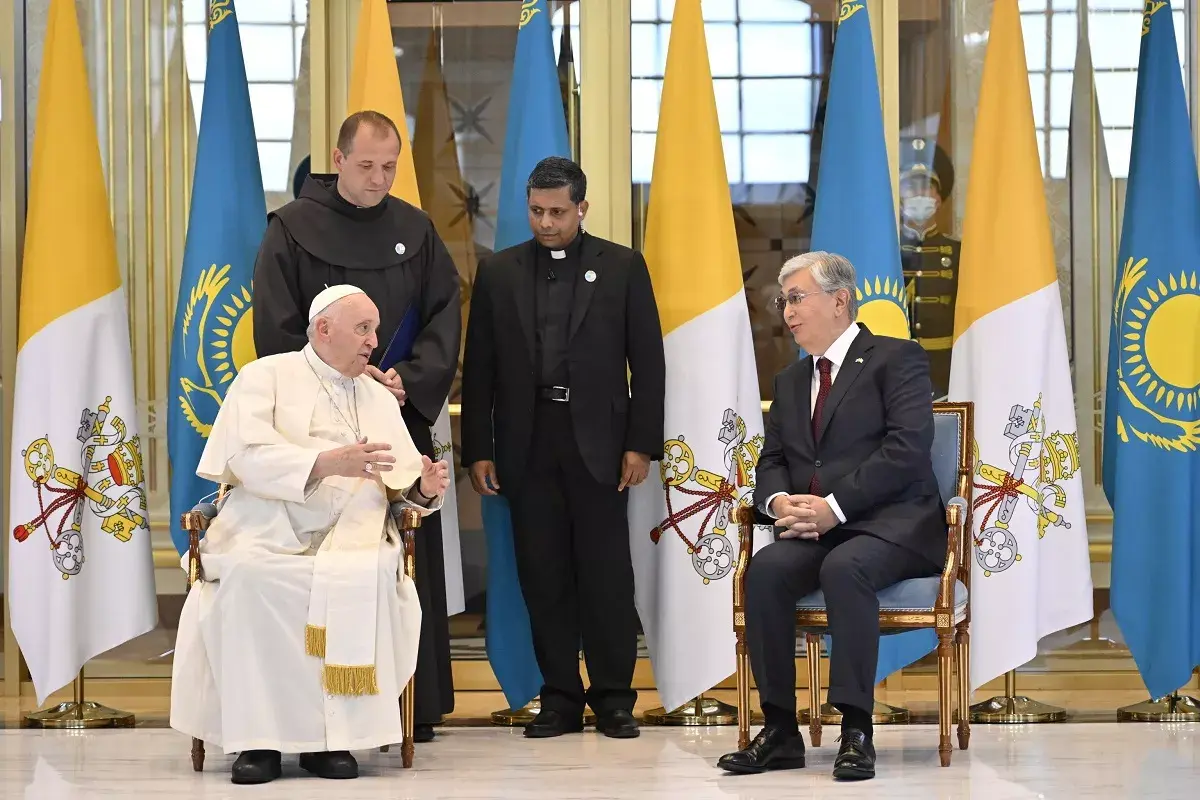 El papa emprendió su viaje a Kazajistán con la guerra en Ucrania muy presente