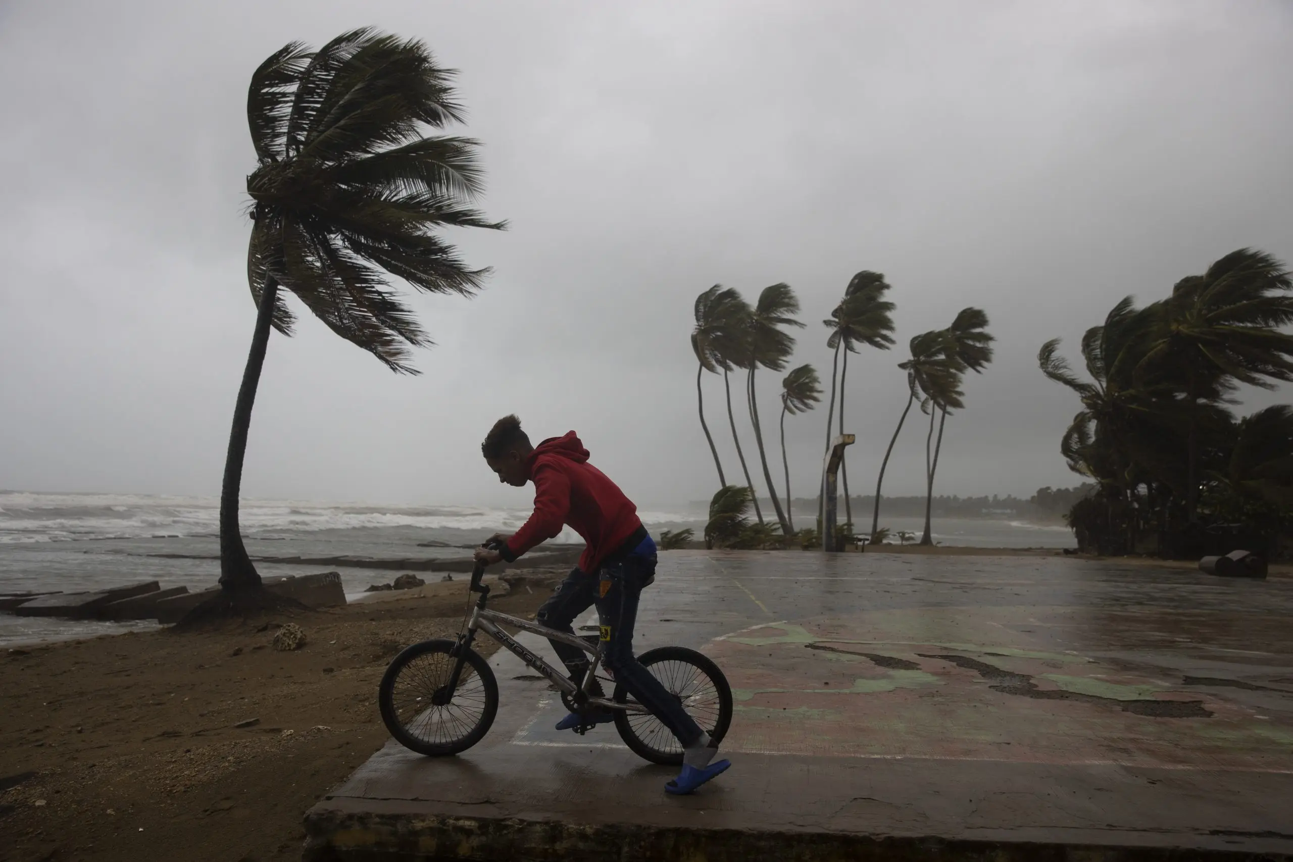 El huracán Fiona causa fuertes lluvias y vientos en República Dominicana