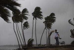 El huracán Fiona causa fuertes lluvias y vientos en todo el país