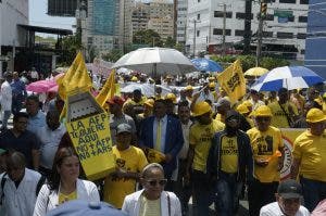 Multitud marcha contra sistema privado de pensiones