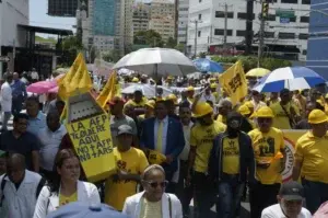 Multitud marcha contra sistema privado de pensiones