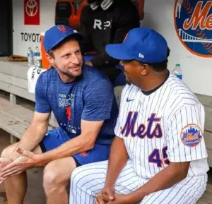 Pedro Martínez felicita a Max Scherzer por llegar a 200 victorias