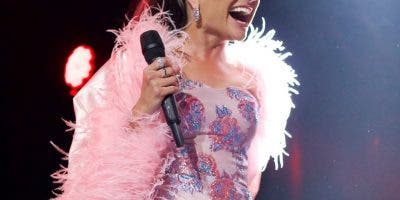 Natalia Jiménez deja sentir su potente voz en concierto en el Teatro Nacional