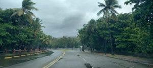 Lluvia intermitente, fuerte oleaje y ráfagas de viento en Puerto Plata por efectos del huracán Fiona