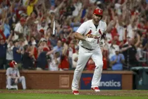 Pujols llega a 698 jonrones; Cardenales vencen a Rojos