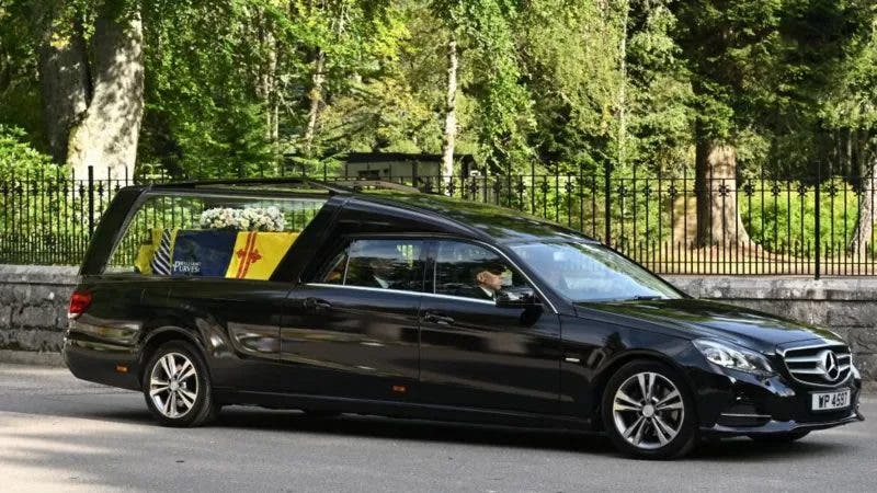 Arranca el cortejo fúnebre de la reina Isabel II hacia Edimburgo